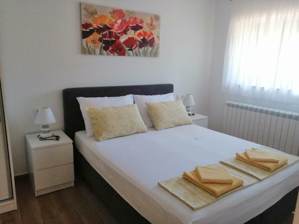 Apartments M&B สเวติยูไร ภายนอก รูปภาพ